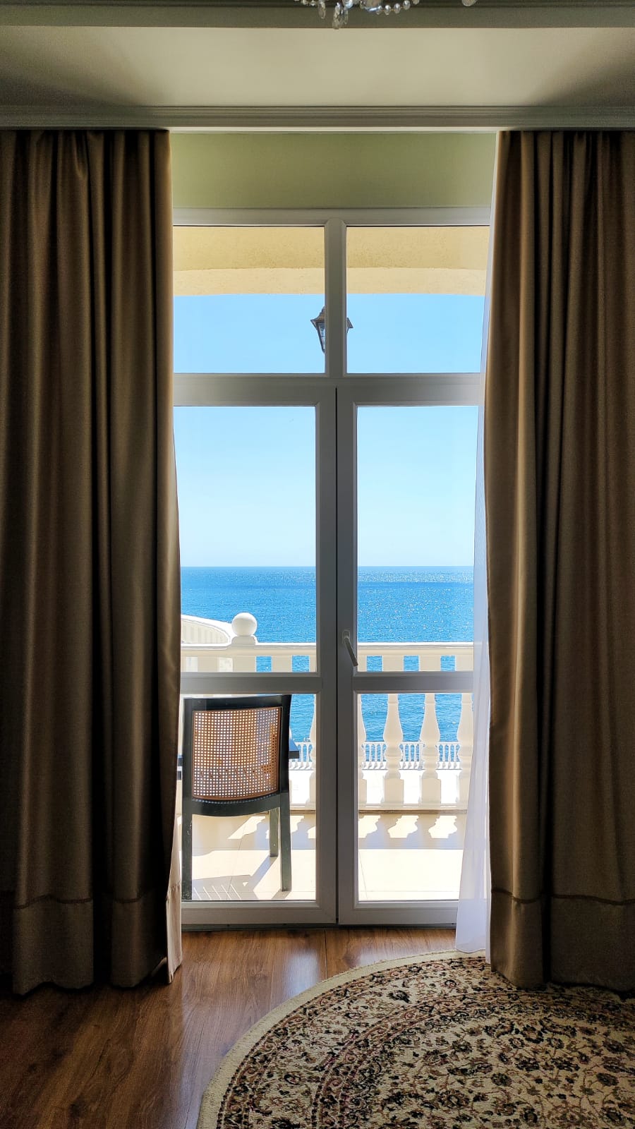 Море видно из окон и с балкона номера Ирей